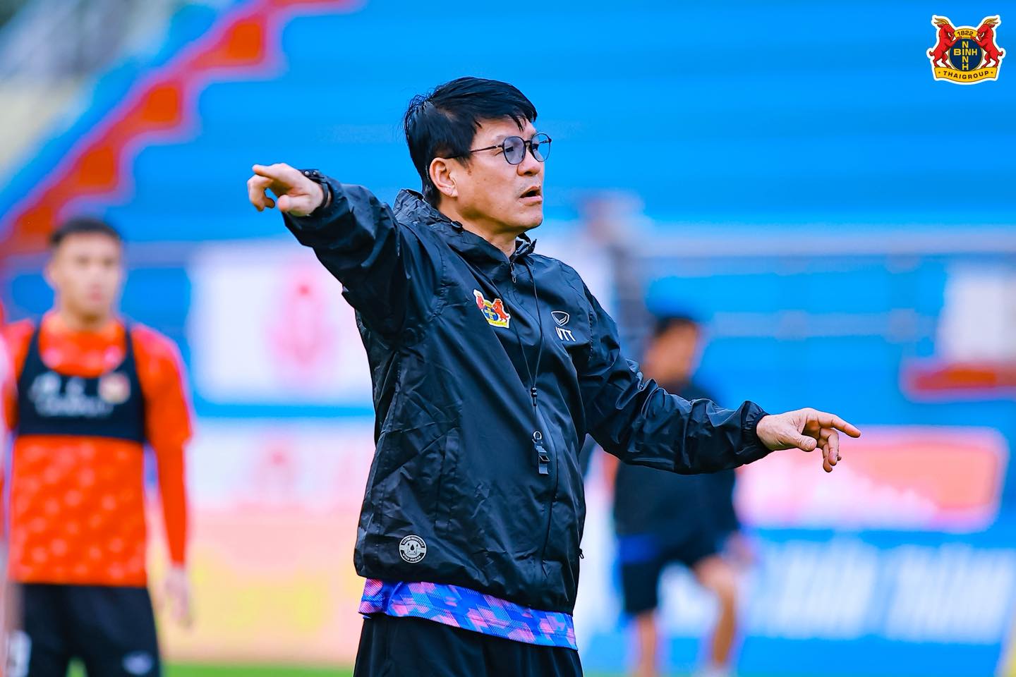 HLV Vũ Tiến Th&agrave;nh gi&uacute;p Ninh B&igrave;nh FC gi&agrave;nh chiến thắng kịch t&iacute;nh ở G&ograve; Đậu